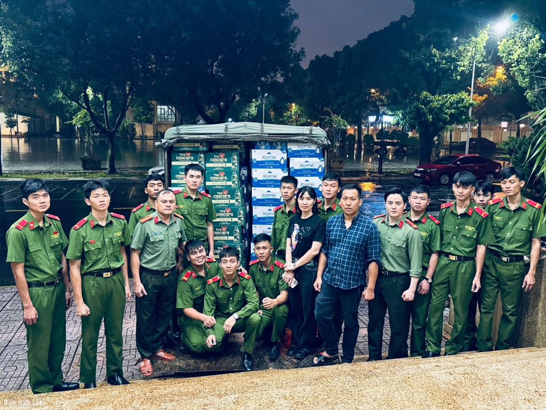 Những chuyến xe cứu trợ người dân vùng lũ đầu tiên đã sẵn sàng lên đường. 