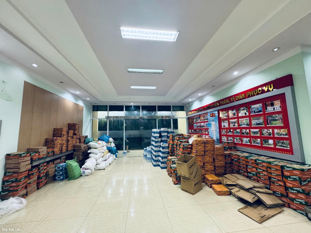 Nhu yếu phẩm hỗ trợ người dân vùng lũ được tập kết về trụ sở Công an tỉnh
