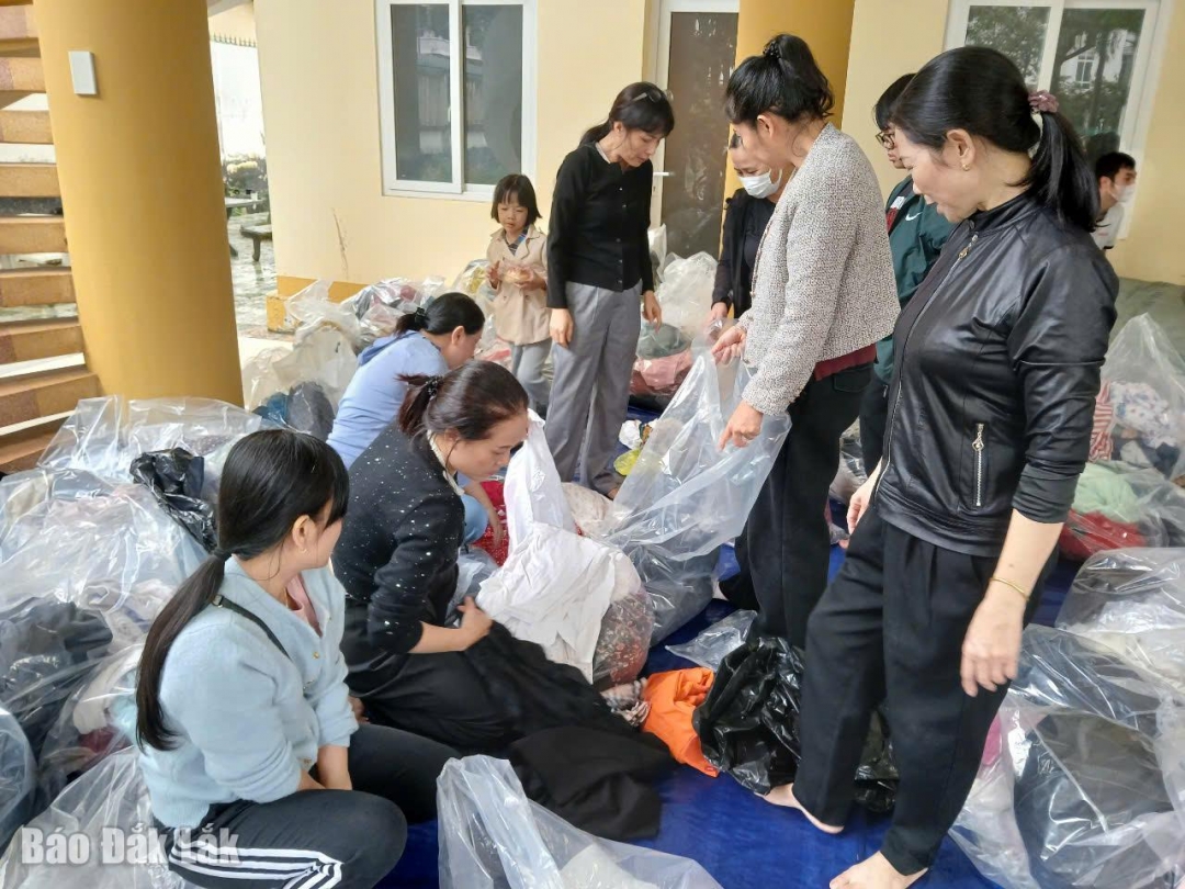 Áo quần ấm và chăn mang được đóng gói thành từng túi nhỏ để đưa đến tận tay hộ gia đình