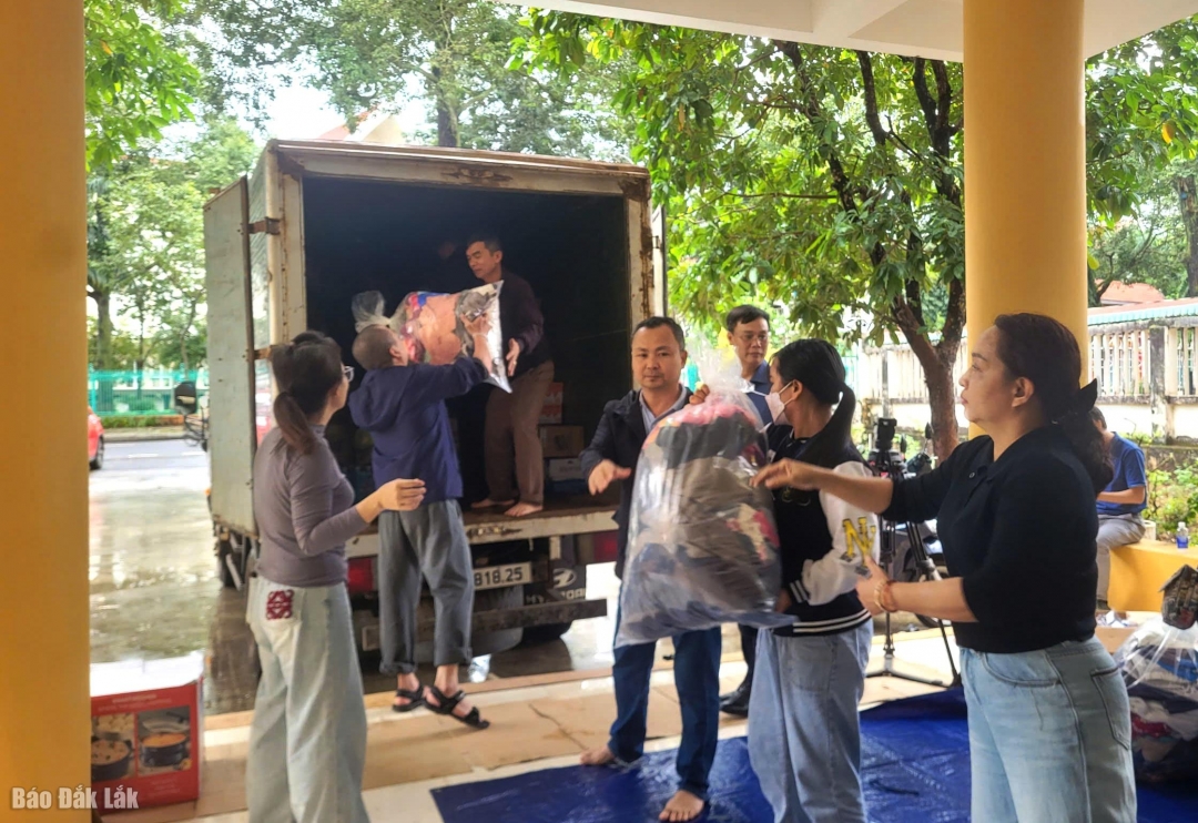 Hàng hóa, nhu yếu phẩm được đưa lên xe để xuất phát kịp thời