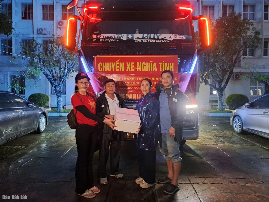 Đại diện Báo và Phát thanh, truyền hình Đắk Lắk trao quà hồ trợ 2 xã 