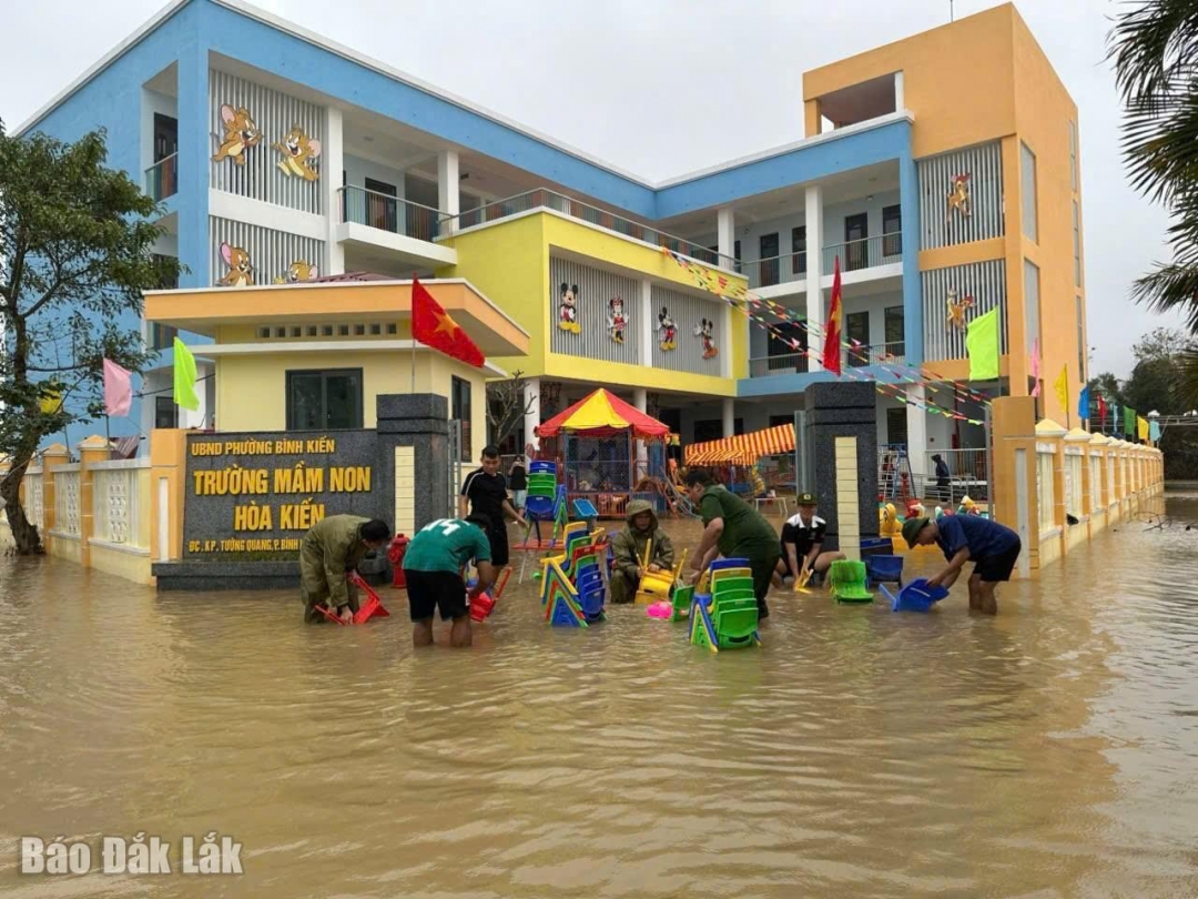 Lực lượng Công an ra quân dọn dẹp vệ sinh sau lũ từ các trường học...