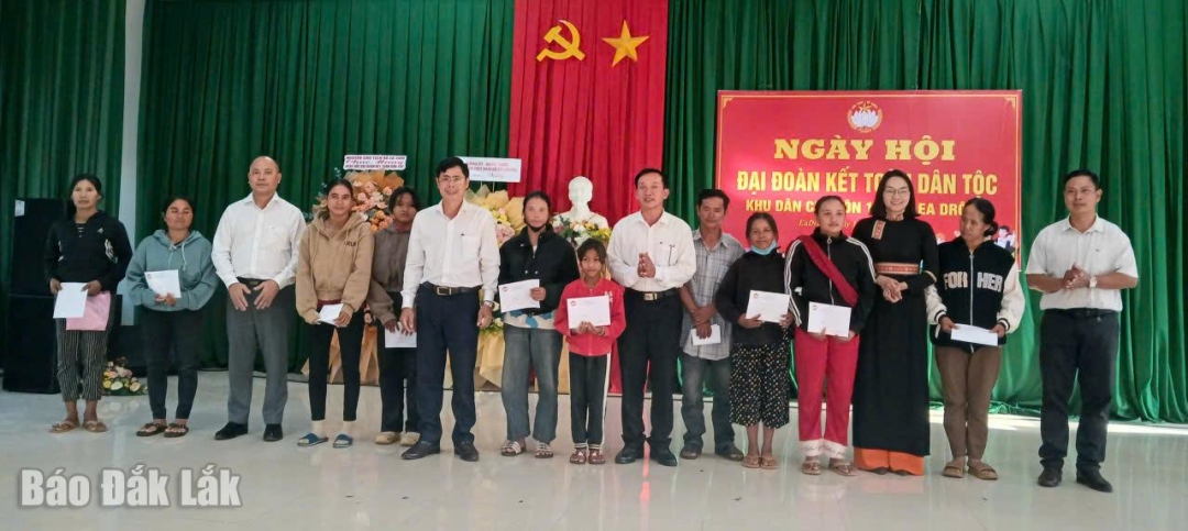 Tặng quà các hộ dân nghèo, hộ có hoàn cảnh đặc biệt khó khăn