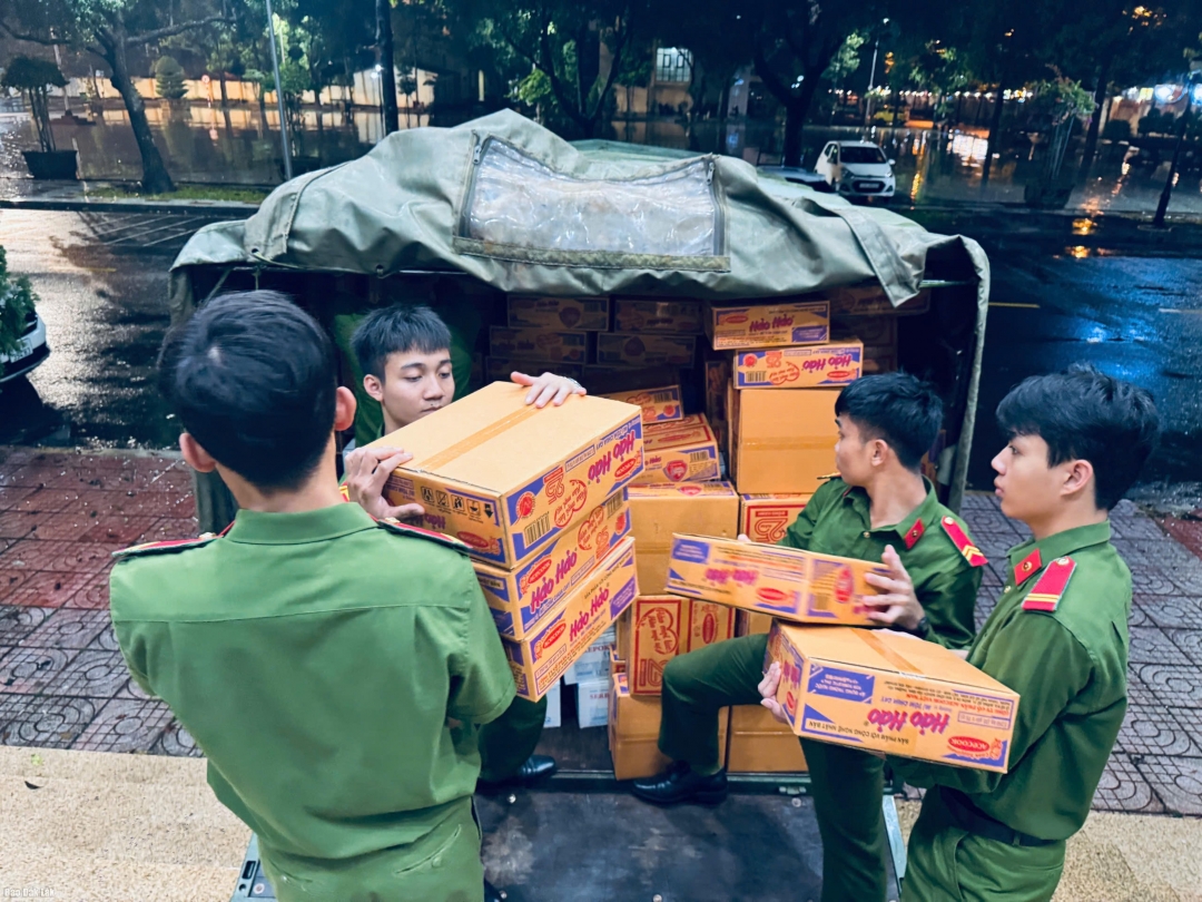 Đoàn viên, thanh niên Công an tỉnh bốc nhu yếu phẩm lên xe cứu trợ.