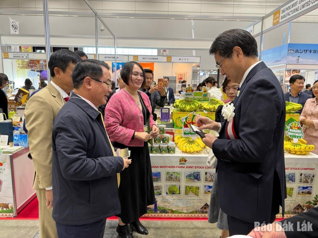 Ông Huỳnh Văn Dũng, Chủ tịch Hiệp hội Doanh nghiệp tỉnh Đắk Lắk (bên trái) trao  thông tin với ông Nakahara Yaichi, Thị trưởng thành phố Niigata tại hội chợ.