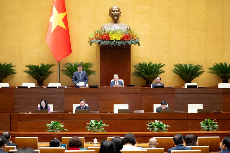 Phó Chủ tịch Quốc hội Vũ Hồng Thanh điều hành phiên thảo luận. Ảnh: quochoi.vn