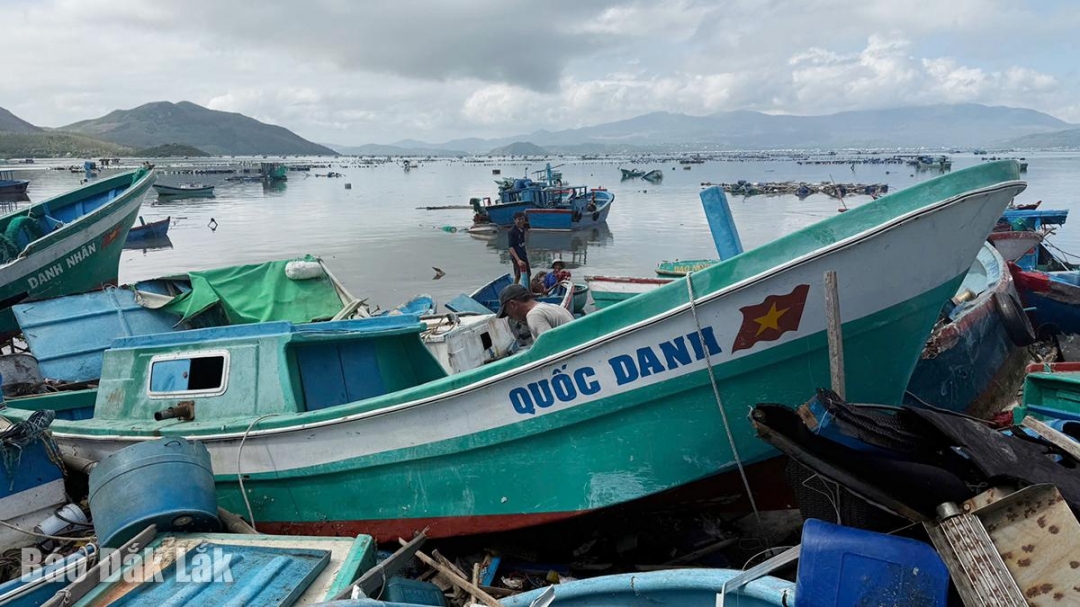 Tàu thuyền bị sóng biển đánh dạt vào bờ biển Vũng Chào.