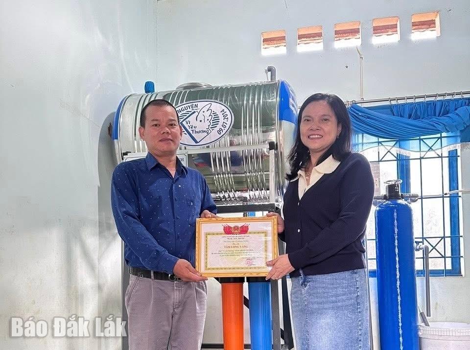 Ban giám hiệu trường  trao bảng ghi nhận tấm lòng vàng cho đại diện Qũy