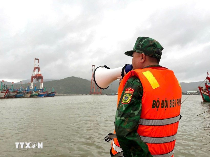 Bộ đội biên phòng Gia Lai kêu gọi tàu thuyền và ngư dân vào bờ tránh trú bão. Ảnh: TTXVN