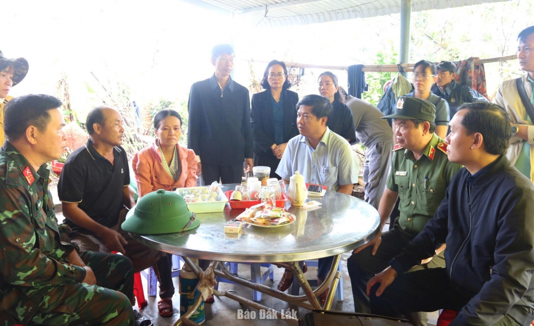 Ủy viên Trung ương Đảng, Bí thư Tỉnh ủy Lương Nguyễn Minh Triết và các đồng chí Ủy viên Ban Thường vụ Tỉnh ủy, lãnh đạo các sở, ngành thăm hỏi, động viên gia đình có 2 người tử vong do mưa lũ tại thôn Phong Niên, xã Tuy An Bắc. Ảnh: Hà My