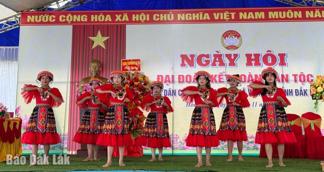 Văn nghệ chào mừng tại ngày hội.