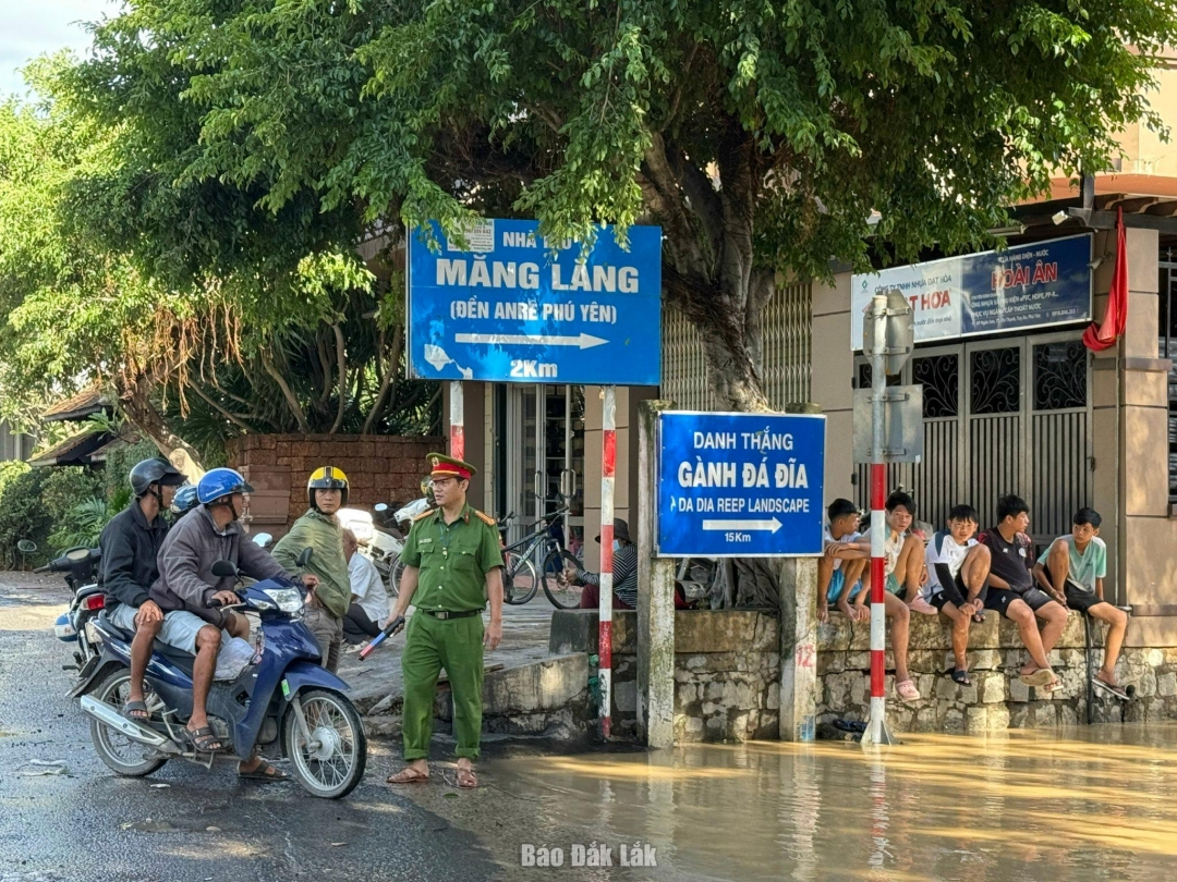 Công an xã hỗ trợ phân luồng giao thông tại khu vực ngập của thôn Ngân Sơn.