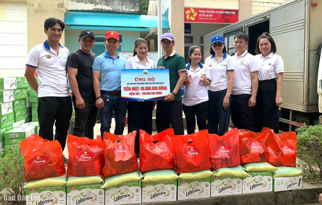 Hội Doanh nhân trẻ Gia Lai trao tặng biểu trưng cho UBND xã Tuy An Tây