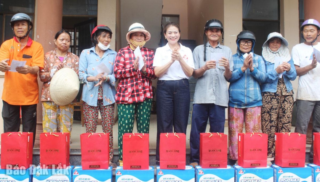 Bà Lê Thị Thu Huyền, Chủ tịch Hội đồng thành viên Trường Sinh Group trao quà cho người dân