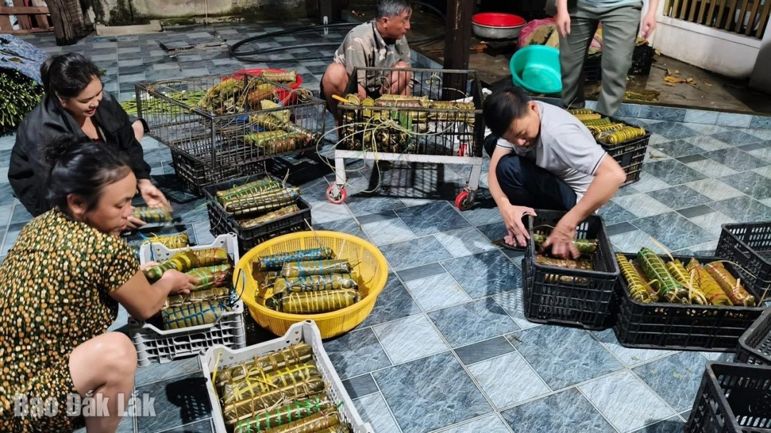 Những chiếc bánh gói trọn tình yêu thương của nhân dân xã Ea Súp gửi cho bà con nhân dân ở các xã phía Đông 