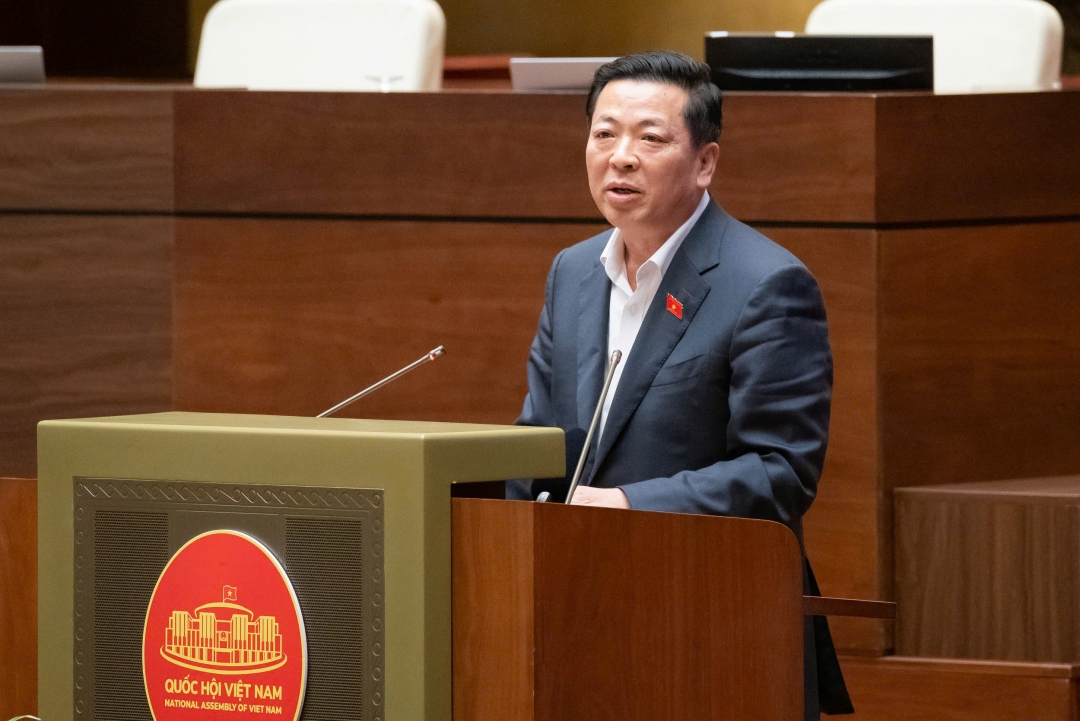 Bộ trưởng Bộ Xây dựng Trần Hồng Minh giải trình một số nội dung của các đại biểu nêu. Ảnh: quochoi.vn