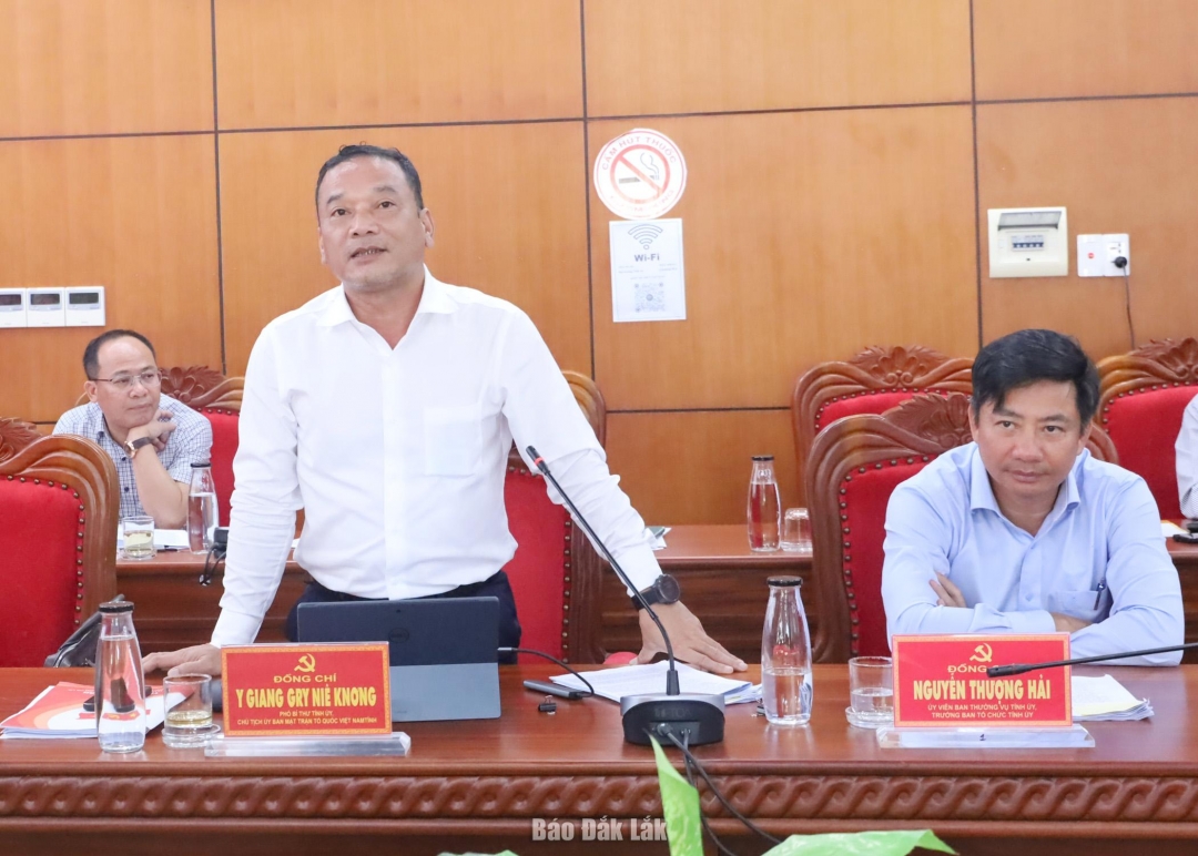  Đồng chí Y Giang Gry Niê Knơng, Phó Bí thư Tỉnh ủy, Chủ tịch Ủy ban MTTQ Việt Nam tỉnh, Phó Trưởng Ban Chỉ đạophát biểu ý kiến tại phiên họp.