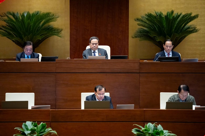 Đoàn Chủ tịch tại phiên thảo luận Hội trường chiều 7/11. Ảnh: quochoi.vn