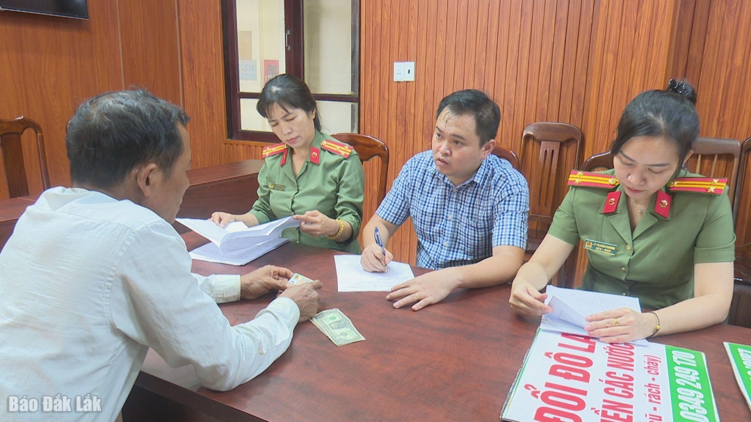 Cán bộ Phòng An ninh kinh tế làm việc với đối tượng có hành vi mua bán, trao đổi ngoại tệ trái phép.