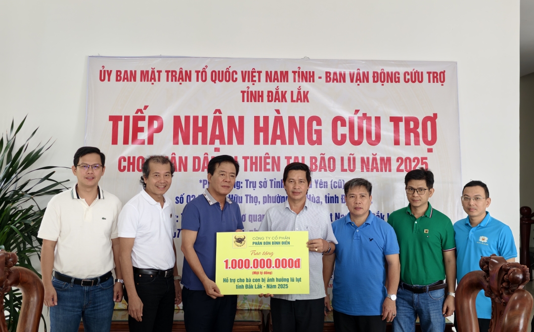 Anh Ngô Văn Đông, Tổng Giám đốc Công ty dẫn đầu đoàn công tác trao cứu trợ cho đồng bào tỉnh Đắk Lắk.