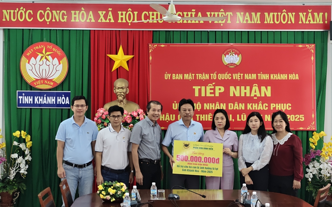 Ông Phan Văn Tâm, Phó Tổng Giám đốc và ông Phạm Ngọc Tuấn, Giám đốc Công ty Bình Điền Mekong trao hỗ trợ bà con tỉnh Khánh Hoà.