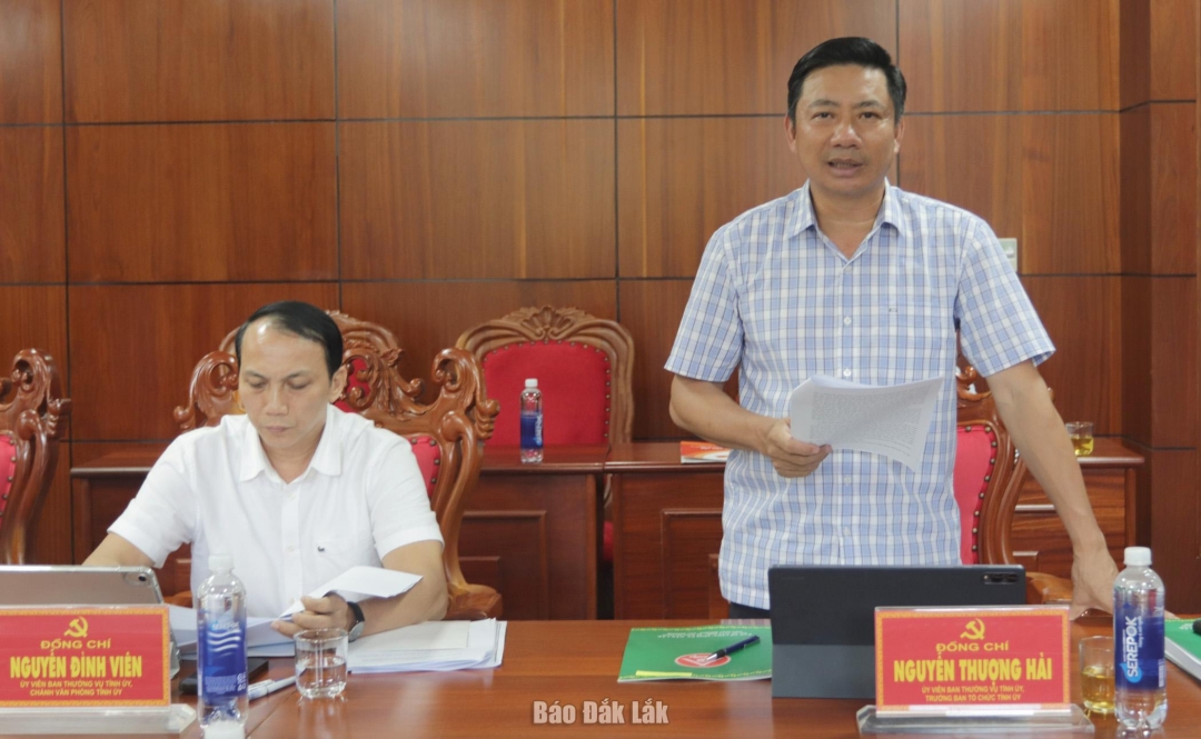 Ủy viên Ban Thường vụ Tỉnh ủy, Trưởng Ban Tổ chức Tỉnh ủy Nguyễn Thượng Hải báo cáo kết quả thực hiện nhiệm vụ thời gian qua và một số nhiệm vụ trọng tâm thời gian tới của Ban Tổ chức Tỉnh ủy.