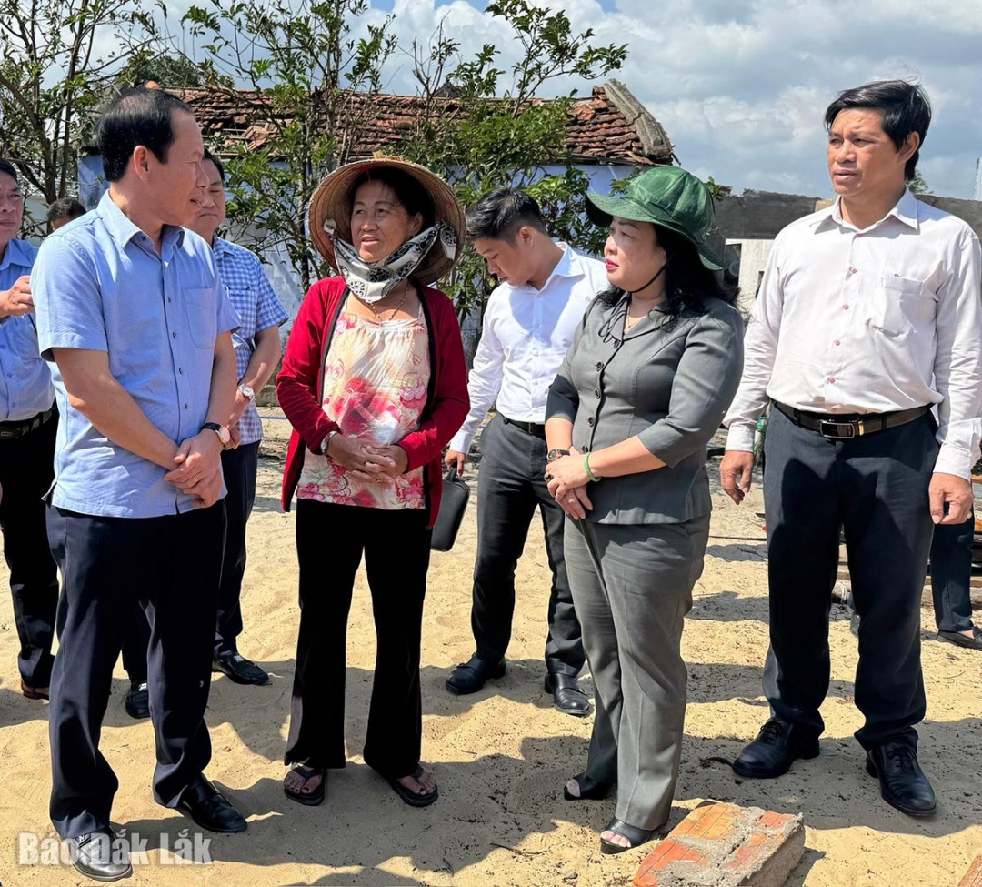 Đoàn công tác đến thăm hỏi, động viên gia đình có nhà sập do bão số 13 ở xã Xuân Cảnh.