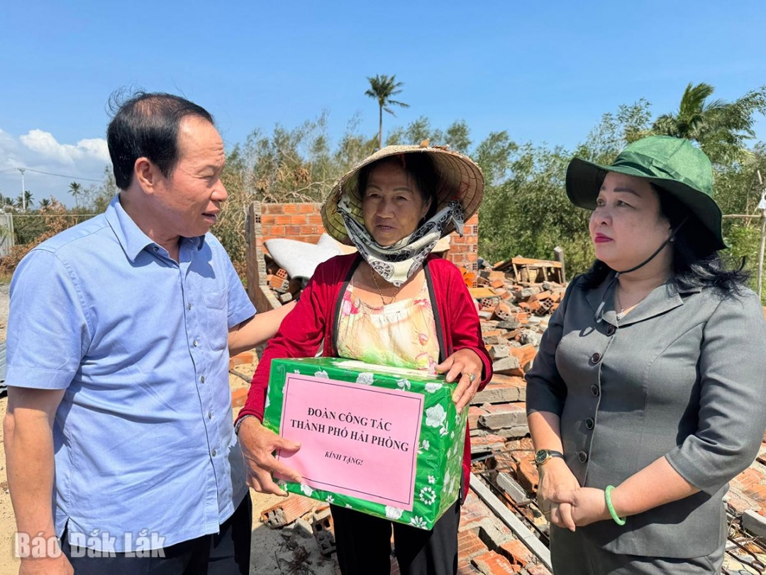 Bí thư Thành ủy Hải Phòng Lê Tiến Châu tặng quà hỗ trợ cho gia đình bà Lê Thị Hiền, xã Xuân Cảnh.