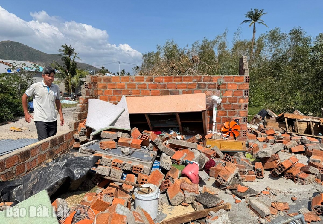 Căn nhà của bà Lê Thị Hiền, xã Xuân Cảnh bị sập hoàn toàn sau bão số 13.