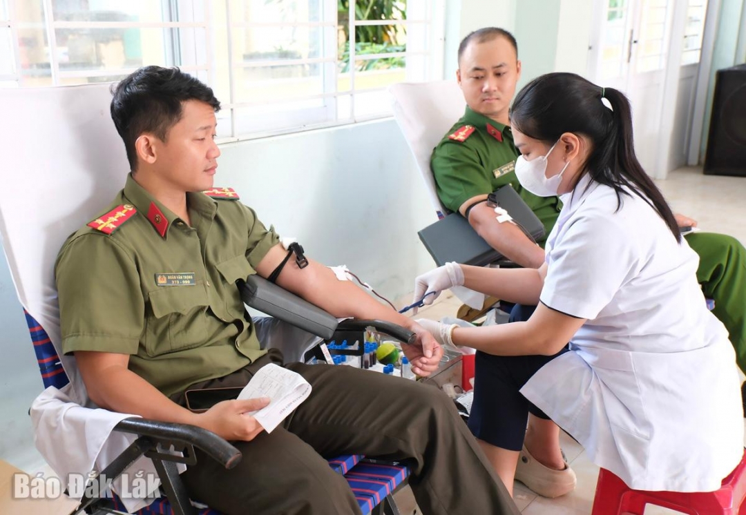 Lực lượng công an tham gia hiến máu.