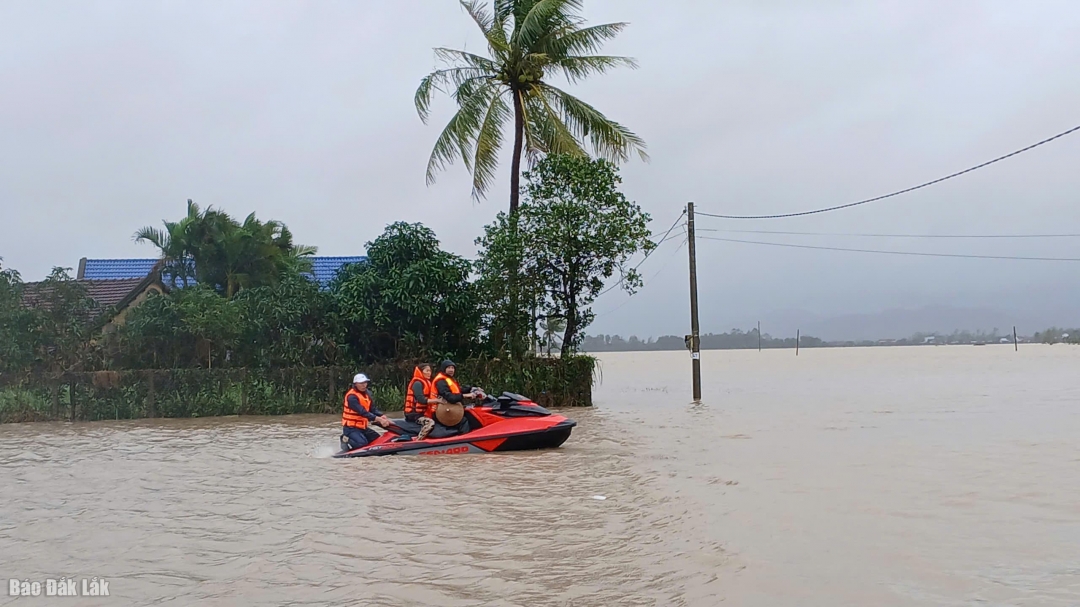 Lực lượng chức năng đang nỗ lực cứu dân ở Hòa Thịnh. Ảnh: Trung Hiếu