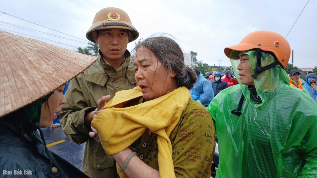 Người dân vùng ngập lụt đang rất cần quần áo và chăn mền.