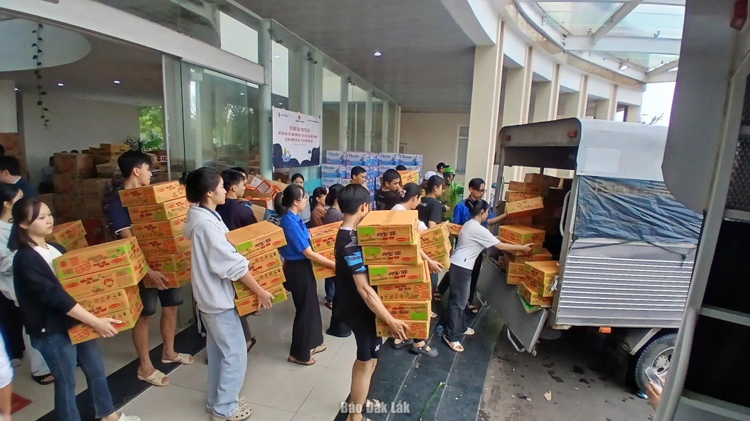 Hàng trăm nghìn tấn hàng hóa được đưa về vùng lũ để hỗ trợ bà con.