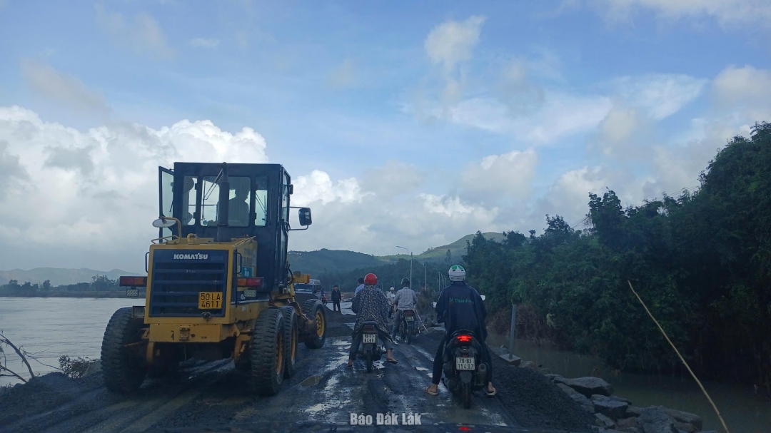 Quốc lộ 25 đang được khẩn trương khắc phục. Ảnh: Trung Hiếu