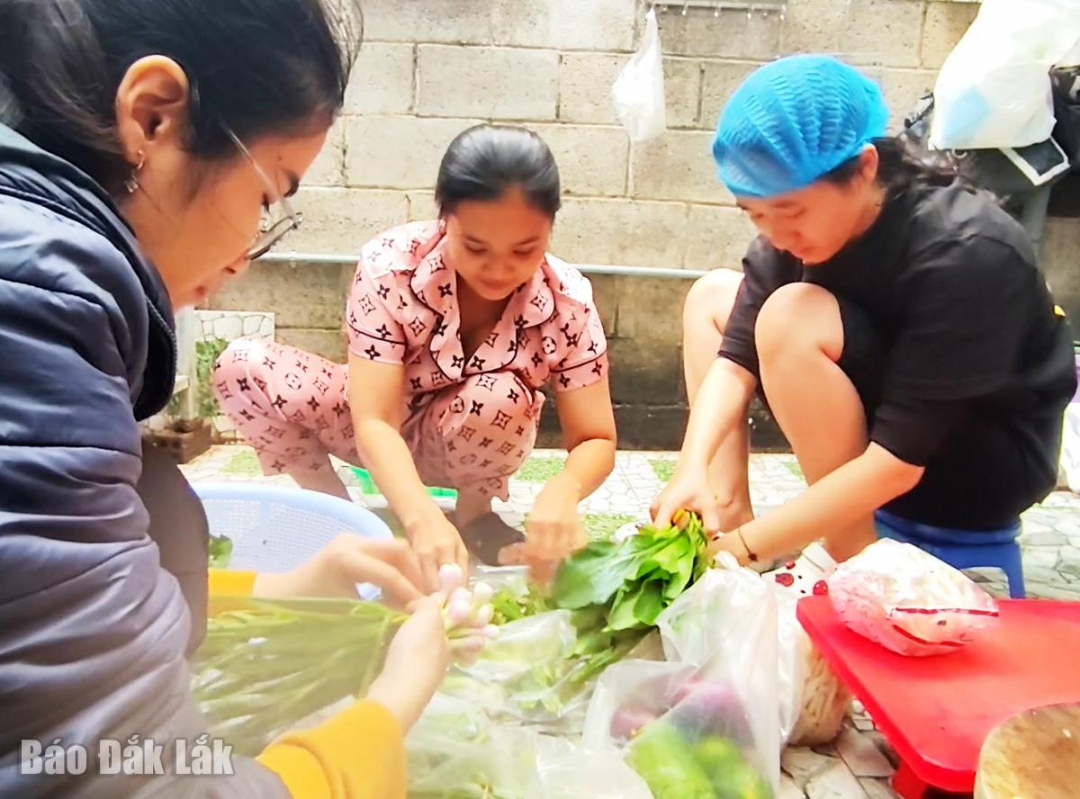 Bếp cơm thiện nguyện Tâm An chuẩn bị thực phẩm để cho những bữa ăn đầy đủ dinh dưỡng.