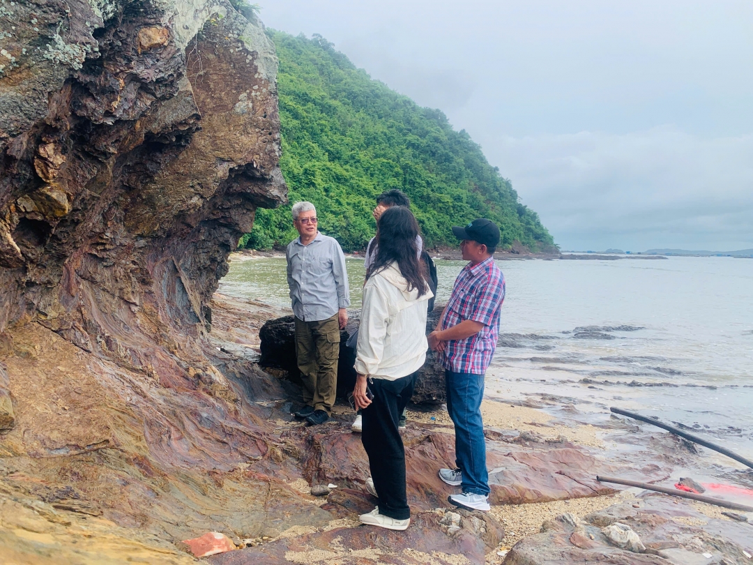 Đá biến chất cổ hệ tầng Tắc Pỏ tuổi Paleoproterozoi (Pr1tp) chân núi Mù U uốn nếp mạnh bị sóng và mực nước biển phá hủy, mài mòn tạo ngấn nước biển và thềm mài mòn.
Nguồn ảnh: Công viên địa chất Phú Yên