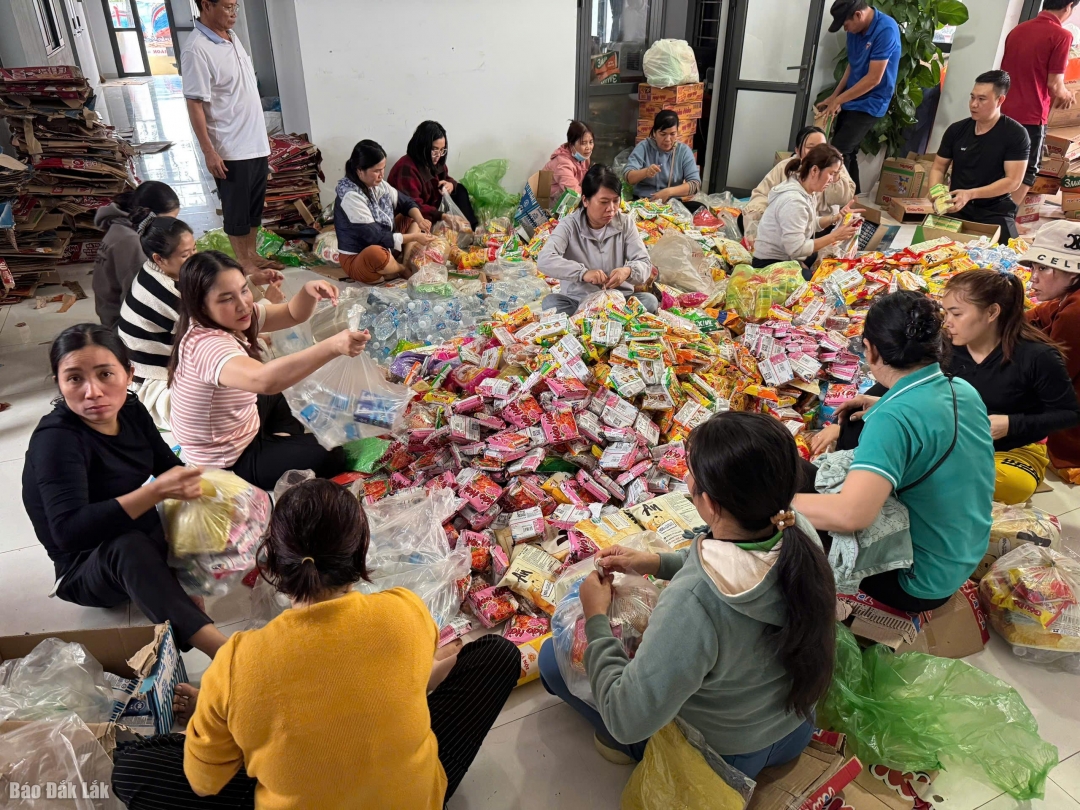 Phường Phú Yên huy động nhân lực để chuẩn bị các suất hỗ trợ người dân.