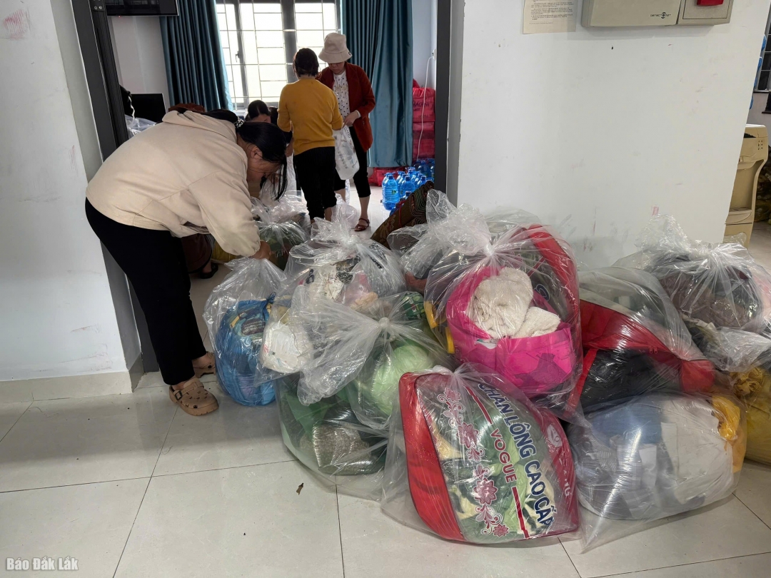 Phường Phú Yên phân phát các vật dụng thiết yếu như mền, quần áo cho người dân vùng lũ.