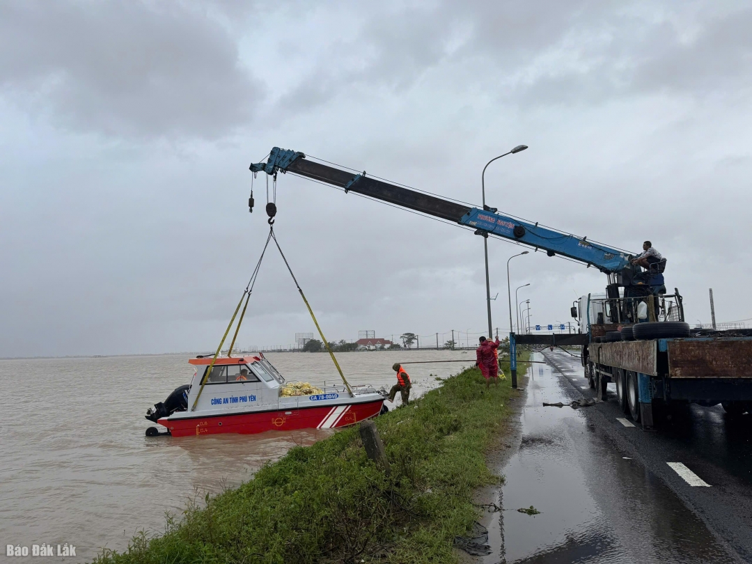 Công an tỉnh tăng cường ca nô lớn để tiếp tục cứu trợ cho người dân vùng lũ ở phường Phú Yên.