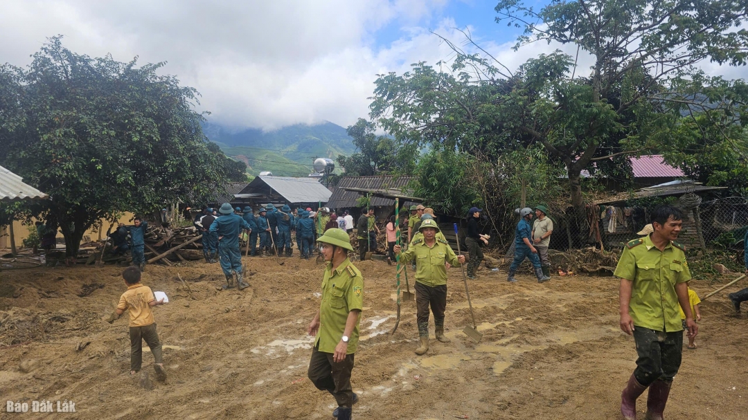 Lực lượng chức năng hỗ trợ khắc phục sau mưa lũ tại xã Cư Pui.