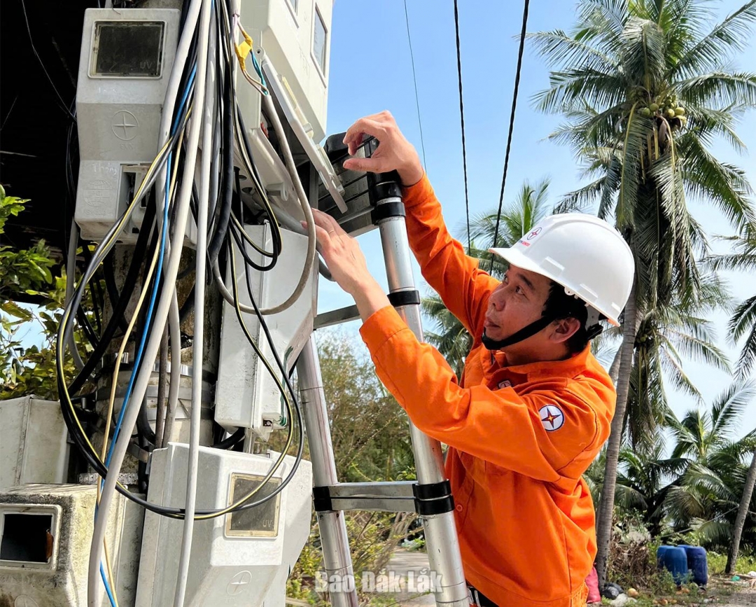 Công nhân Công ty Thủy điện Buôn Kuốp sửa chữa điện cho người dân bị ảnh hưởng bởi cơn bão số 13