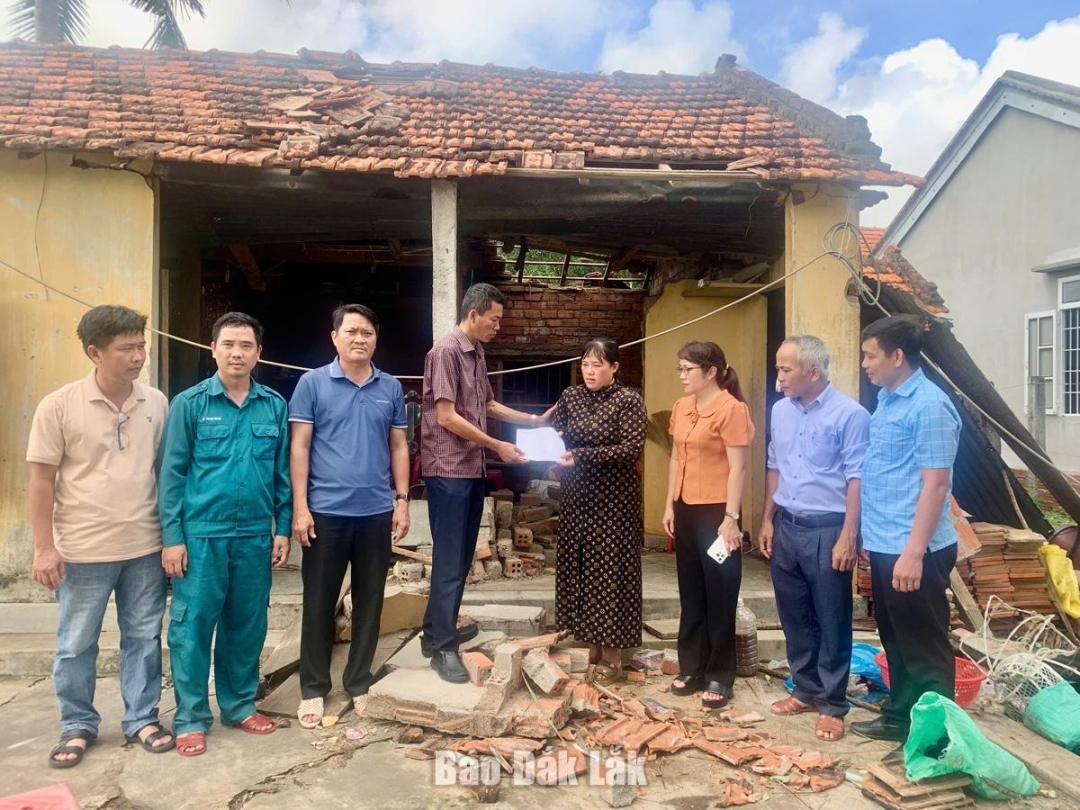 Lãnh đạo xã thăm, động viên gia đình bà Phan Thị Nhung.