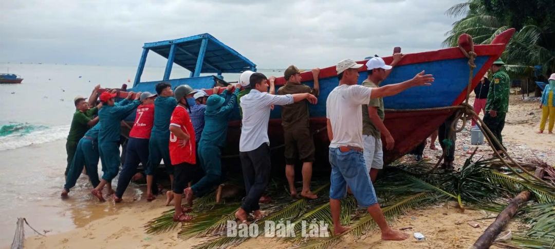 Huy động giúp các chủ tàu, chủ thuyền đưa phương tiện bị mắc cạn lên bờ hoặc neo đậu an toàn, hạn chế thiệt hại phát sinh sau bão.