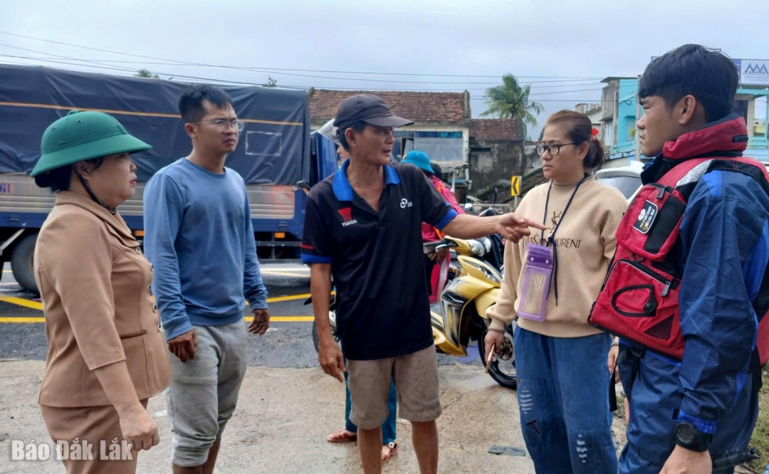 Phó Bí thư Thường trực Tỉnh ủy, Chủ tịch HĐND tỉnh Cao Thị Hòa An trao đổi, nắm tình hình người dân ở xã Hòa Xuân bị ngập. Ảnh: Trung Hiếu