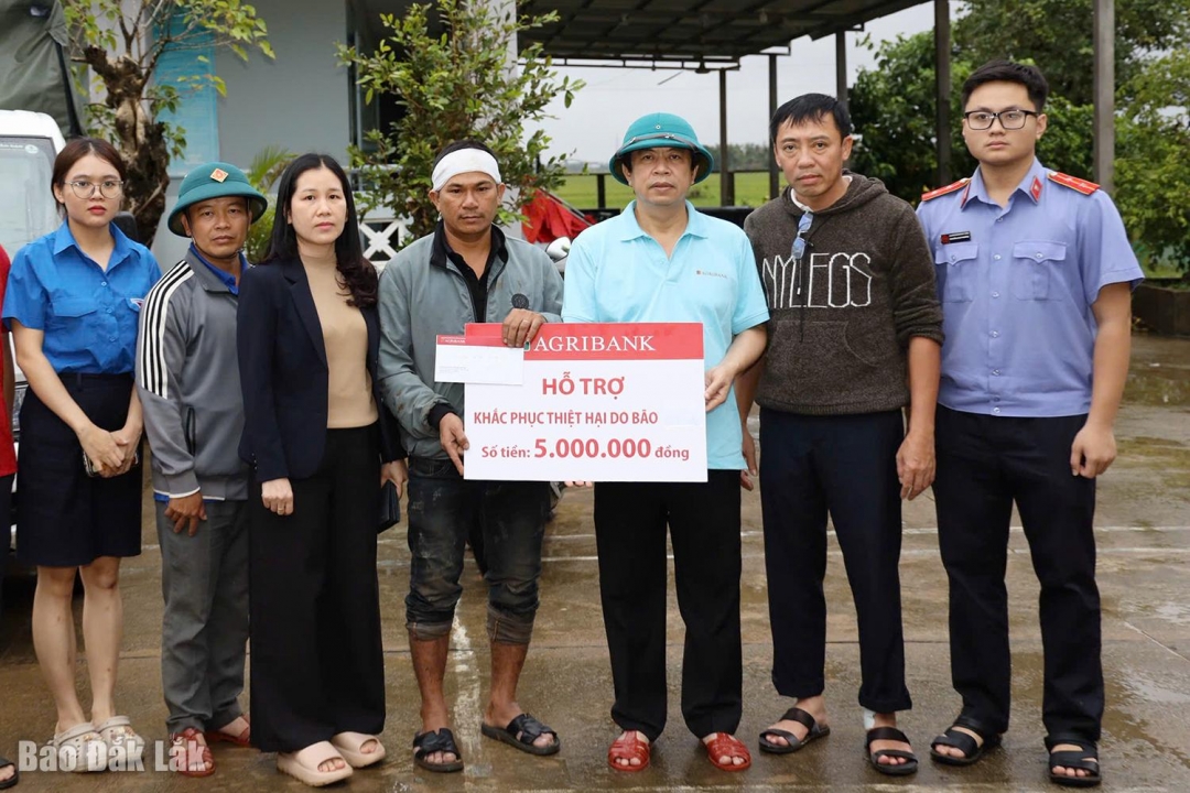 Đại diện Agribank Chi nhánh Phú Yên và Viện KSND khu vực XIII trao hỗ trợ cho gia đình ông Ngô Tấn Tài ở thôn Vạn Lộc, xã Hòa Mỹ.