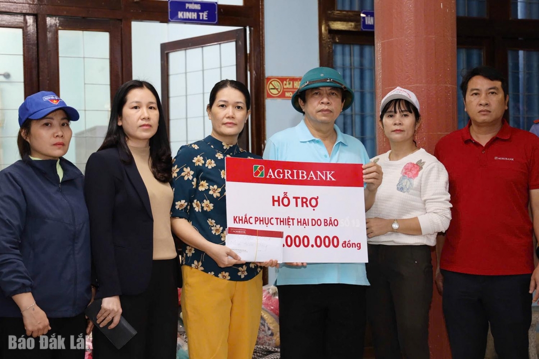 Đoàn công tác của Agribank Chi nhánh Phú Yên trao hỗ trợ 100 triệu đồng cho xã Hòa Thịnh.