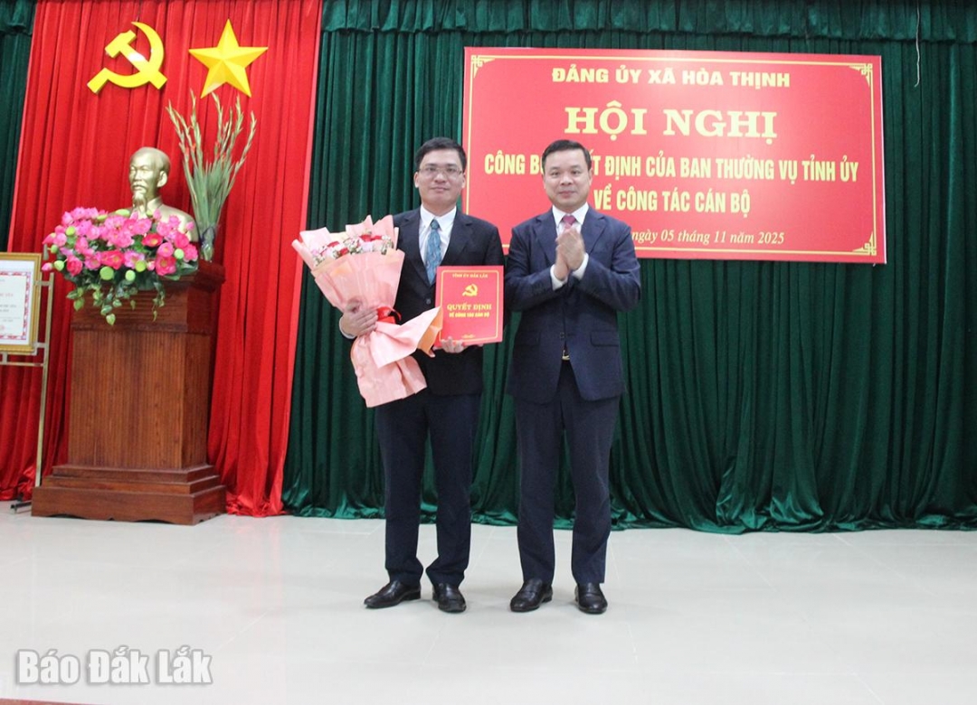 Phó Bí thư Đỗ Hữu Huy trao quyết định, tặng hoa chúc mừng cho đồng chí Phương Văn Lành.