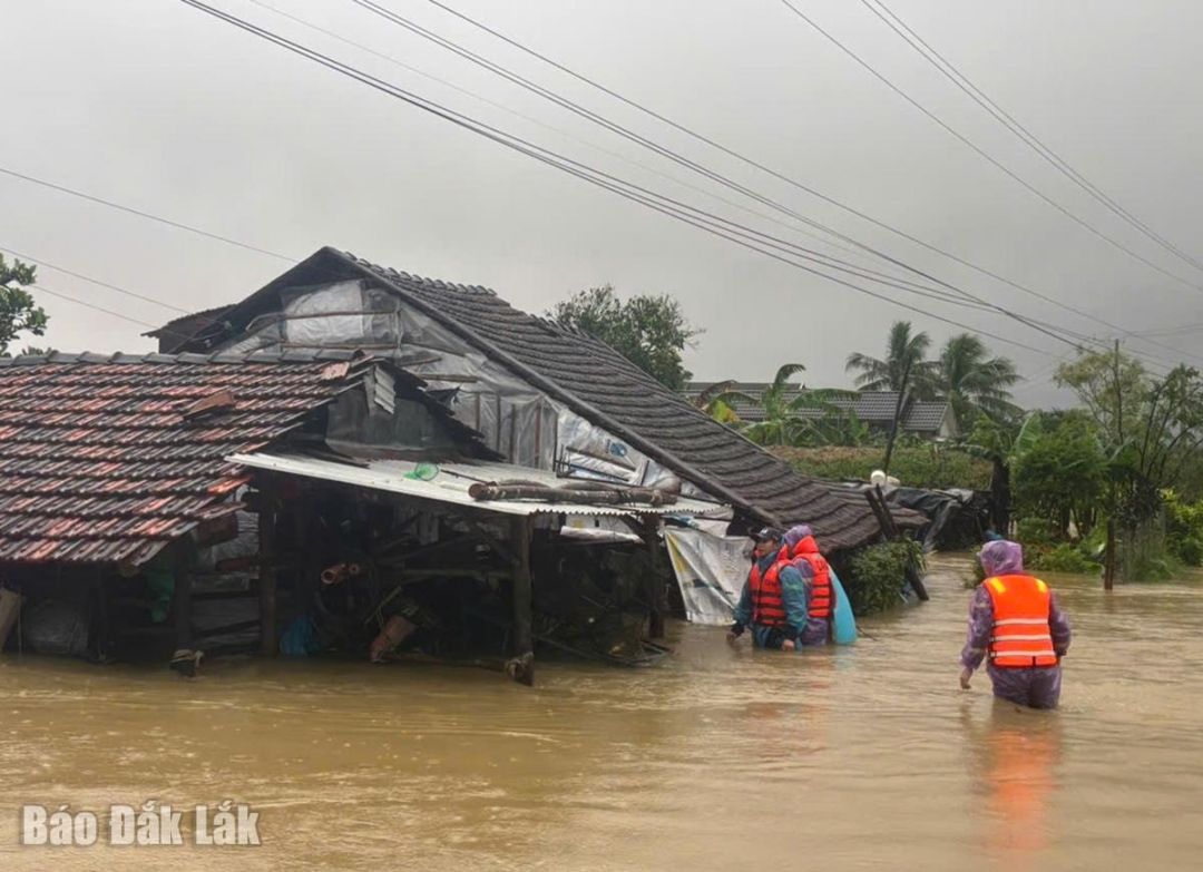 Các lực lượng chức năng nỗ lực tiếp cận các trường hợp bị cô lập do nước lũ dâng cao ở xã Hòa Thịnh.