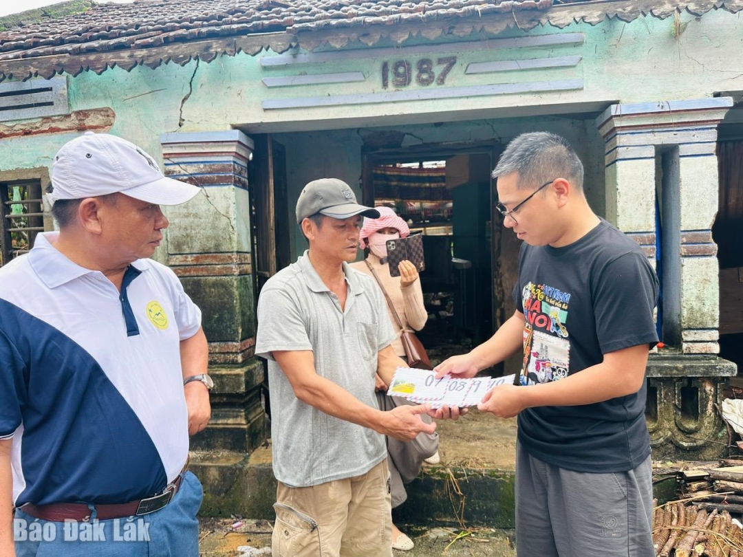 Đoàn tặng quà hỗ trợ cho một gia đình ở xã Hòa Thịnh nhà sập hoàn toàn trong lũ.