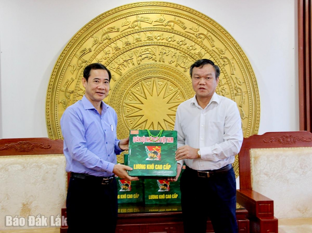 Phó Bí thư Đảng ủy MTTQ và các đoàn thể Trung ương Nguyễn Thái Học trao quà hỗ trợ cho lãnh đạo tỉnh.